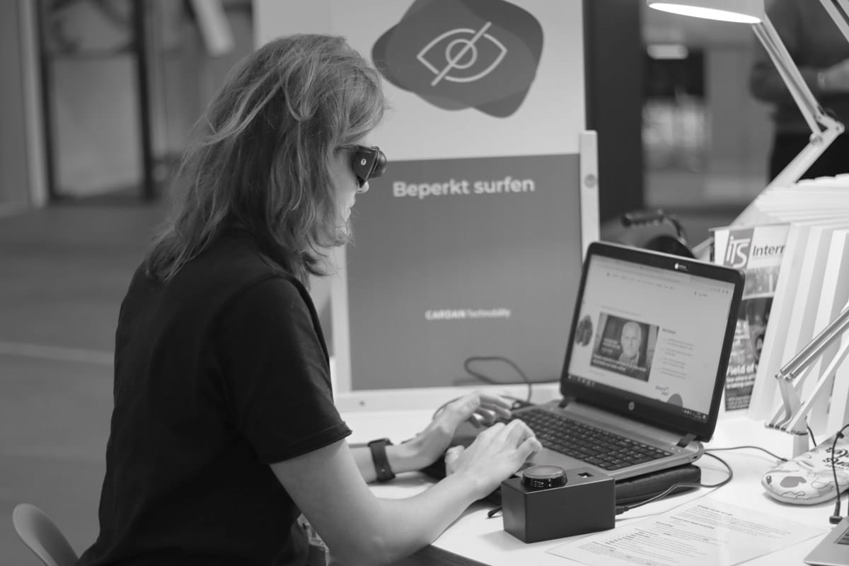 Carolina is met een simulatie bril op het internet aan het surfen