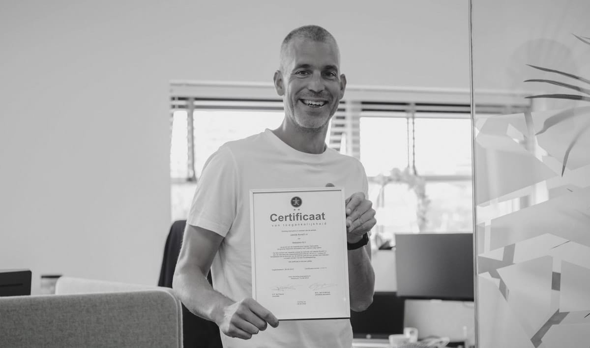 Een collega van websteen staat met een certificaat in zijn hand